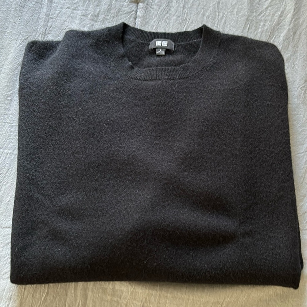 100% Cashmere Uniqlo Crewneck Sweater. Sz Large. Perfect condition!